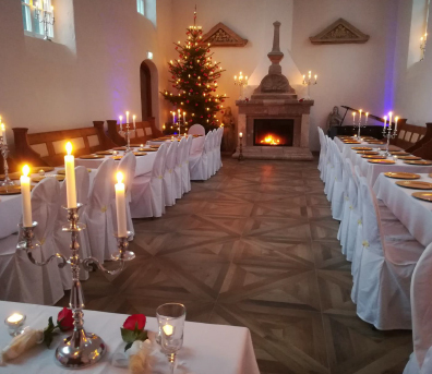 Festlich eingedeckte Tafeln in der Kapelle zur Weihnachtszeit