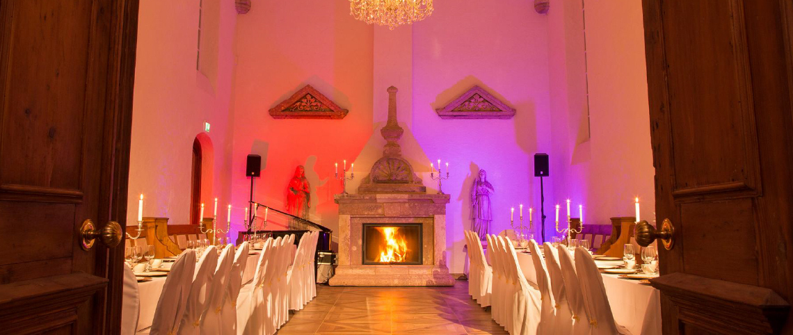 Der Festsaal der Hochzeitskapelle Callenberg mit Kamin