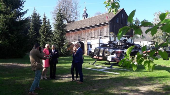 Gäste auf dem Parkgelände vor dem Hubschrauber