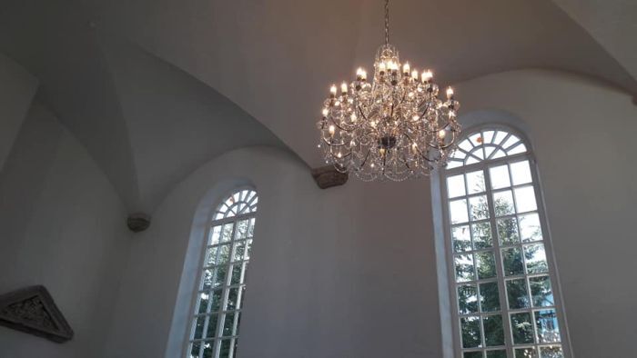 Kronleuchter unter dem Gewölbe der Kapelle