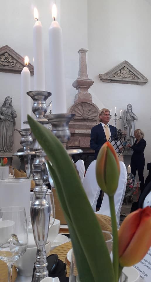 Kerzen und Tulpen auf der Festtafel während der Feier
