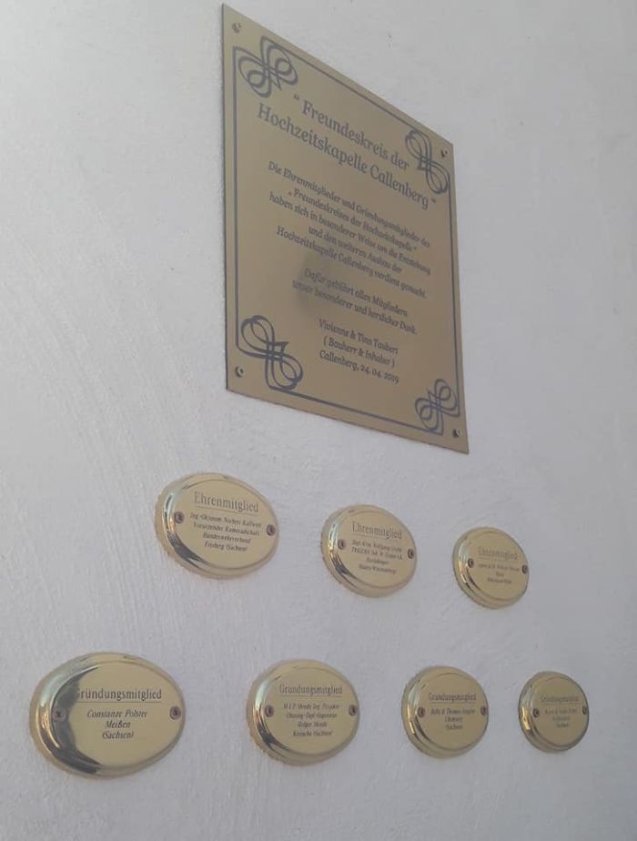 Ehrentafel mit Plaketten des Freundeskreises der Hochzeitskapelle Callenberg