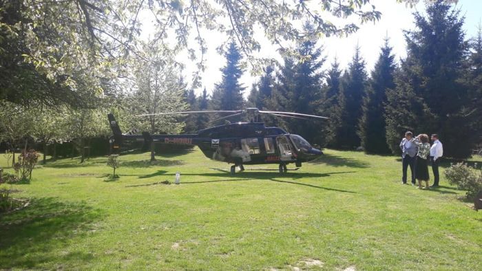 Hubschrauber auf der Wiese im Park