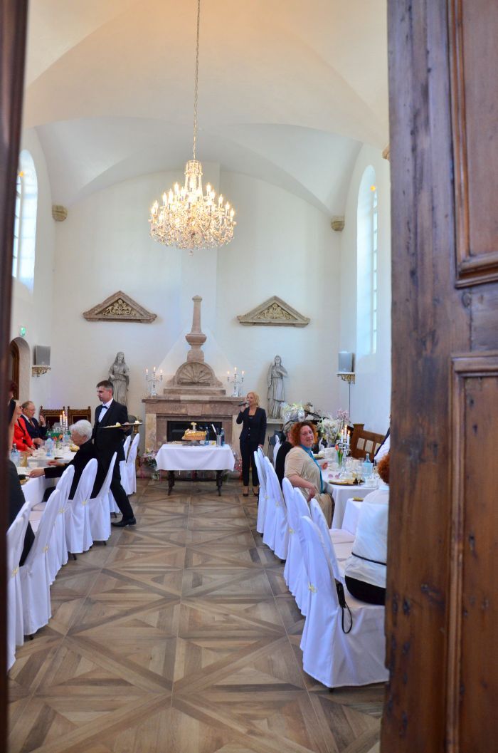Gäste an den Festtafeln in der Kapelle