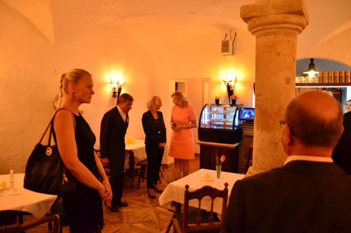 Gäste im Kellergewölbe mit Bar