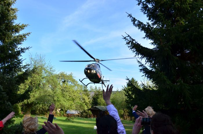 Der Hubschrauber hebt über dem Park ab