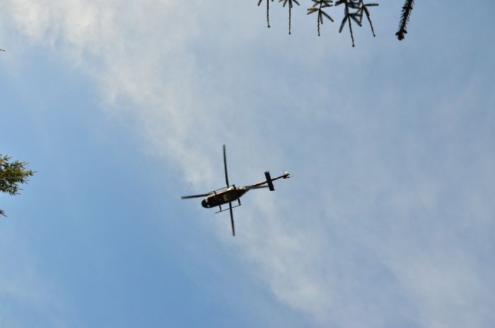 Hubschrauber am Himmel über der Hochzeitskapelle