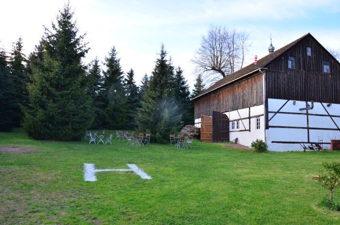 Markierter Hubschrauberlandeplatz auf der Wiese vor der Scheune