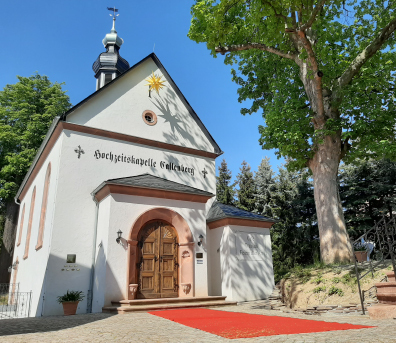 Die Hochzeitskapelle Callenberg mit rotem Teppich vor dem Eingang