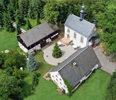Luftbild der Hochzeitskapelle Callenberg mit Dreiseitenhof und Park
