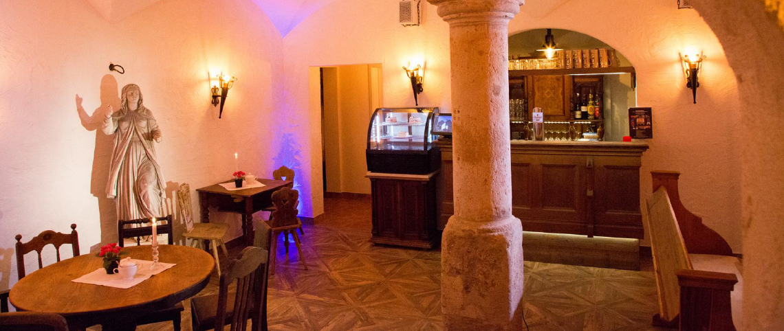 Das antike Kellergewölbe mit Bar und Buffetbereich