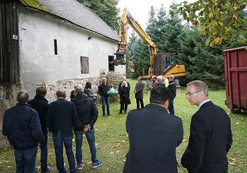 Letztmalige Besichtigung des alten Pferdestalls