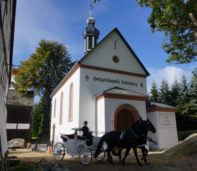 Pferdekutsche vor der Hochzeitskapelle Callenberg